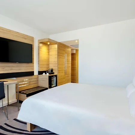 Novotel Airport 4*