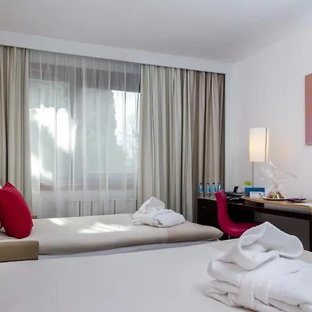 Отель Novotel Airport